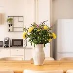 Sanders Noble - Fantastic 4-Bdr Apt In The Capital